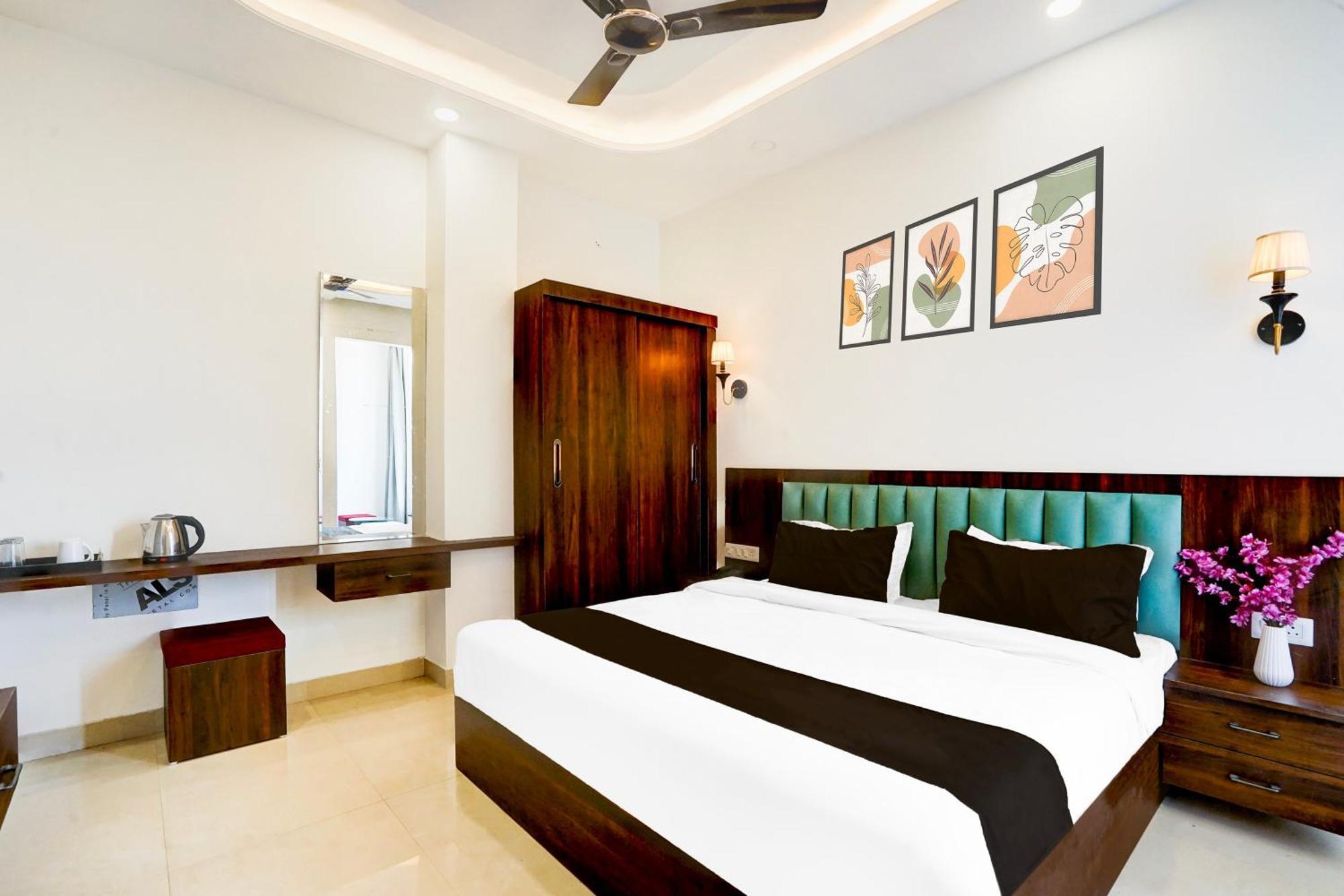 Collection O Golden Sapphire Hotel 4*