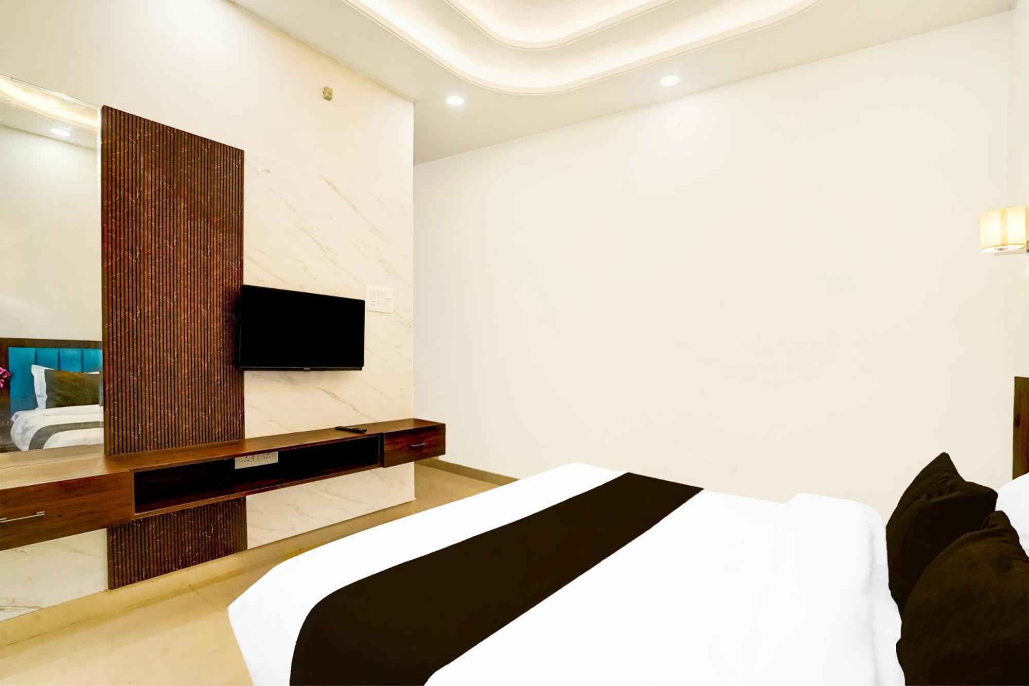 Collection O Golden Sapphire Hotel Jaipur